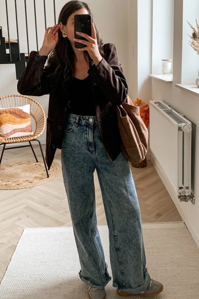 Black Tank Top + Oversized Brown Blazer + Wide-Leg Blue Jeans + Sneakers + Brown Tote