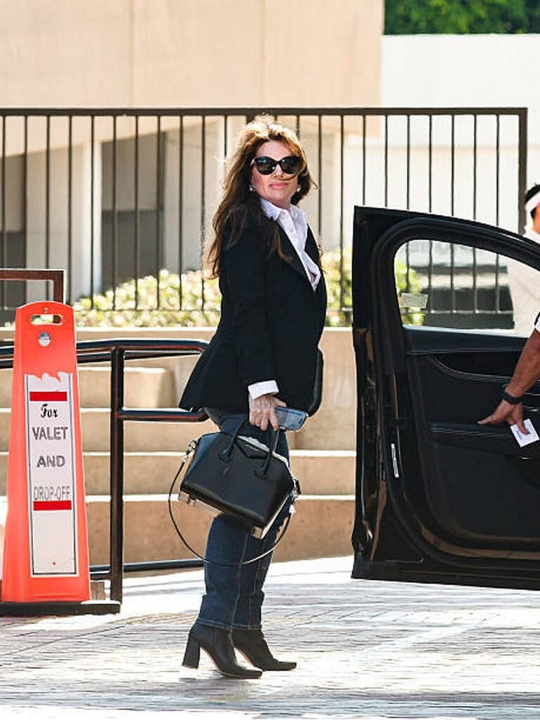 Black Blazer + White Collared Shirt + Dark Wash Skinny Jeans + Black Ankle Boots