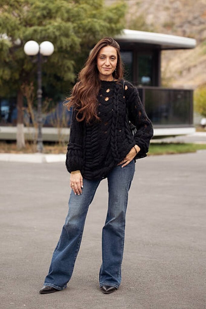 Black Chunky Cable-knit Sweater + Dark Blue Straight-leg Jeans + Black Pointed Flats