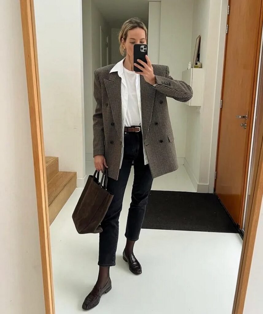 Brown Plaid Blazer + White Button-Up Shirt + Black Skinny Jeans + Black Loafers + Brown Tote Bag