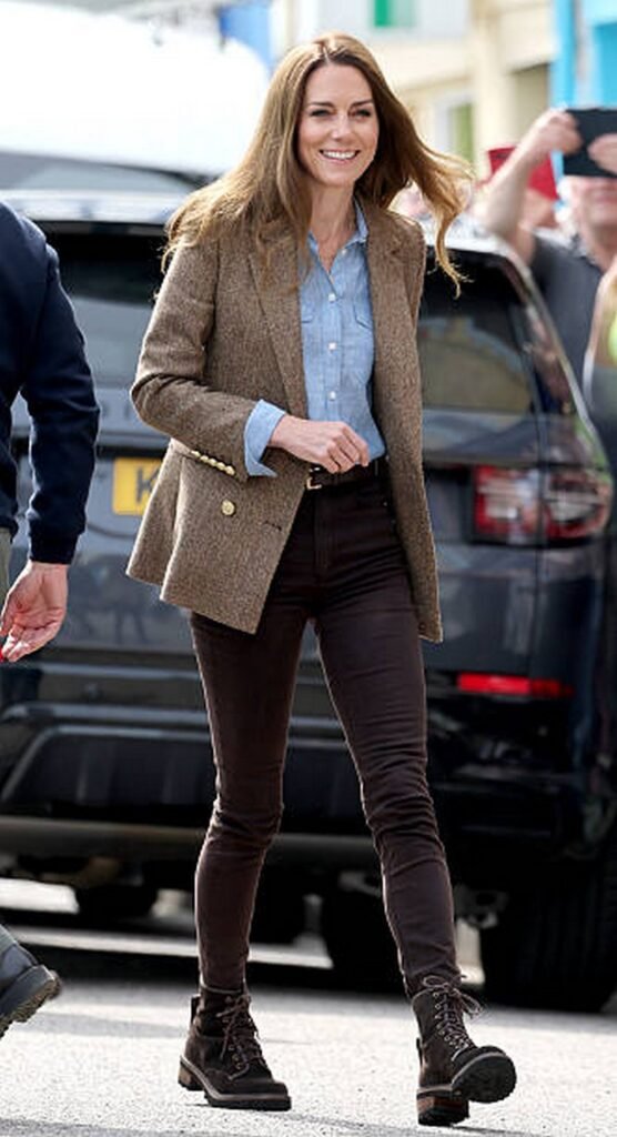 Brown Tweed Blazer + Light Blue Denim Shirt + Dark Brown Skinny Jeans + Brown Lace-Up Hiking Boots