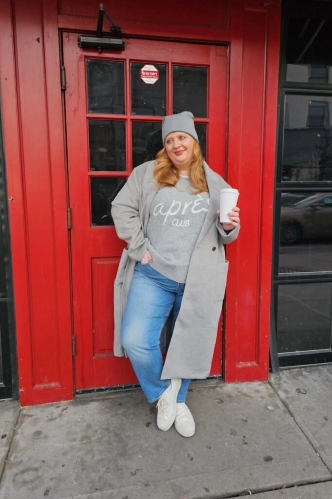 Grey "Après Club" Sweatshirt + Long Grey Overcoat + Light Wash Jeans + White Sneakers