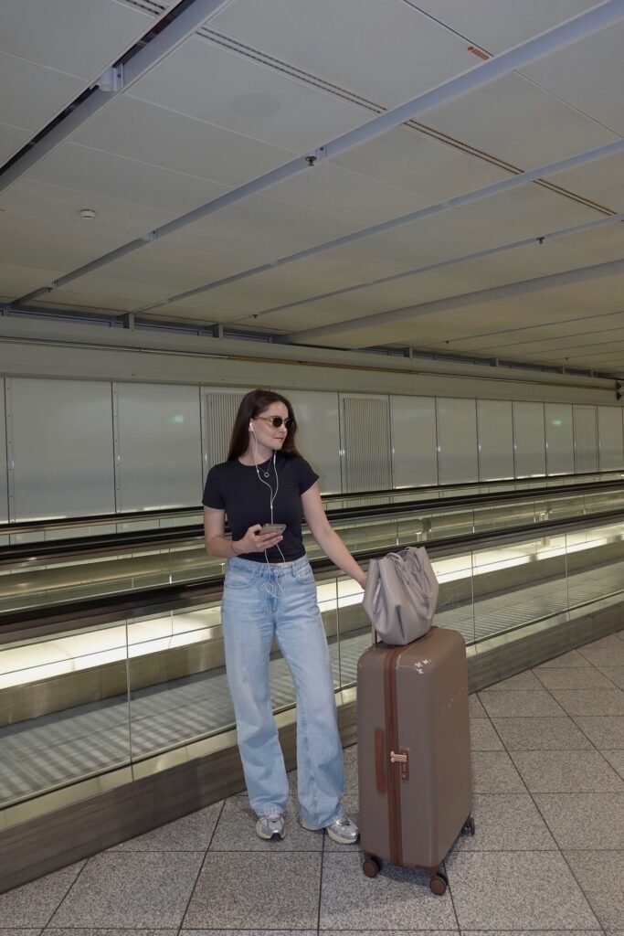 Black T-Shirt + Light Wash Straight-Leg Jeans + Silver Sneakers