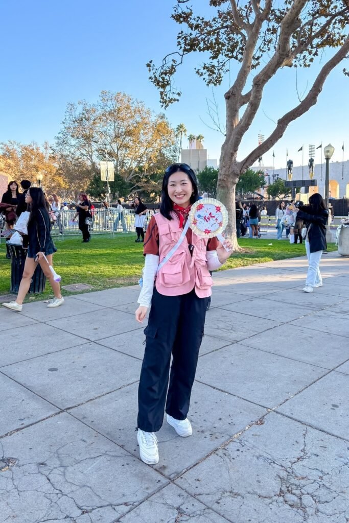 Pink Multi-Pocket Utility Vest + Brown T-shirt + Black Cargo Pants + White Sneakers