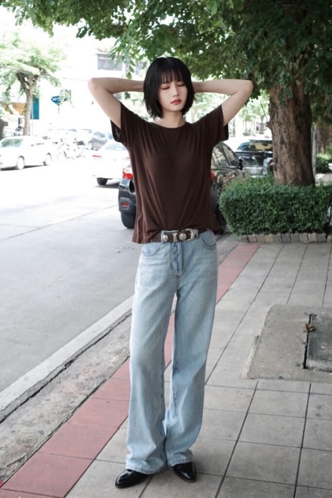 Brown Short-Sleeve T-Shirt + Light Wash Wide-Leg Jeans + Western Belt + Black Pointed Boots
