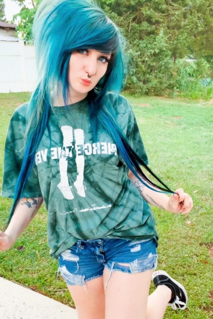 Green Tie-Dye Graphic T-Shirt + Distressed Denim Shorts + Black Low-Top Sneakers