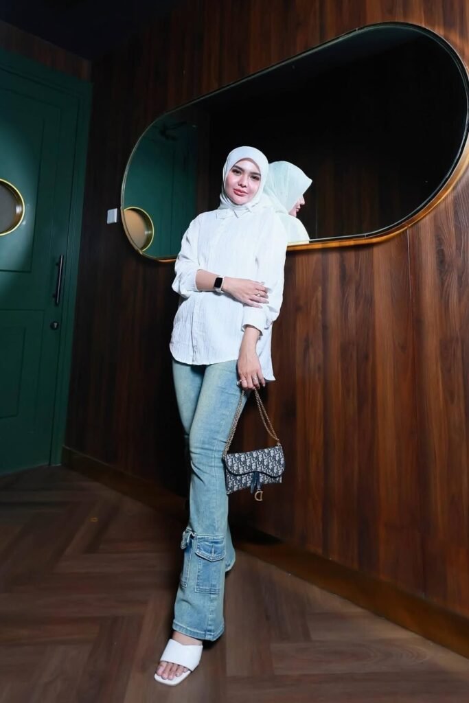 White Crinkled Shirt + Light Wash Cargo Jeans + White Square-Toe Slides