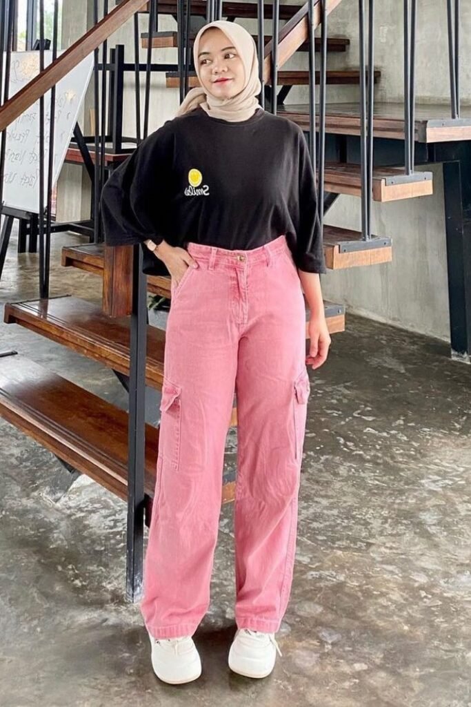 Black Oversized T-Shirt + Pink Cargo Pants + White Sneakers