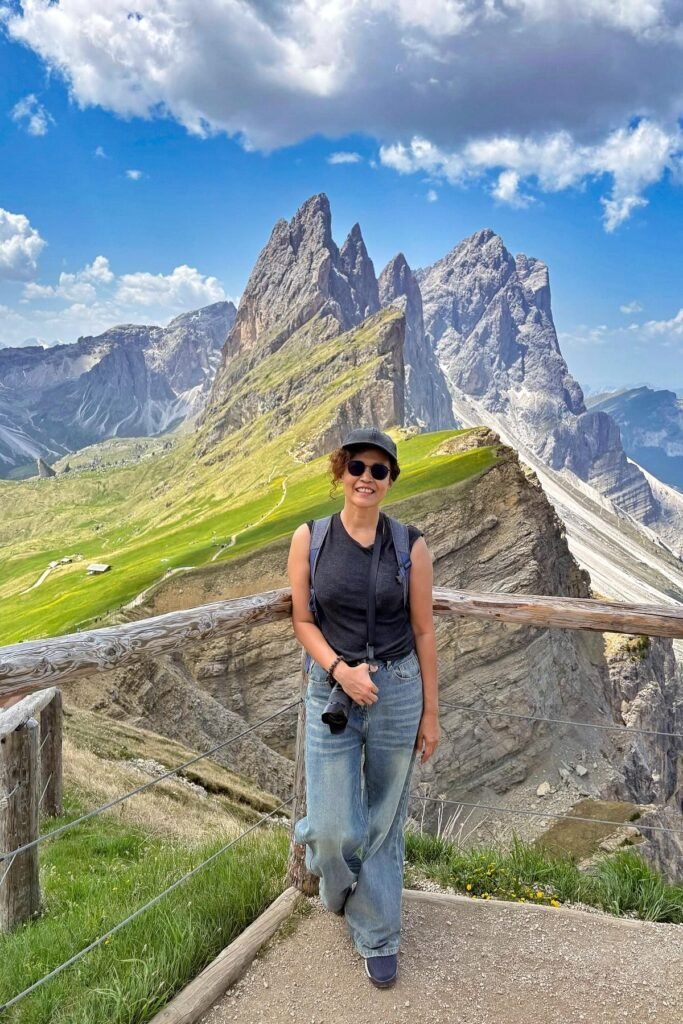 Charcoal Sleeveless Muscle Tee + Light Wash Wide-Leg Jeans + Navy Athletic Shoes