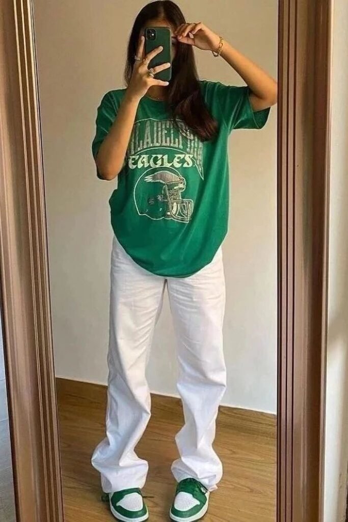  Green Graphic Oversized T-Shirt + White Wide-Leg Jeans + Green and White Sneakers