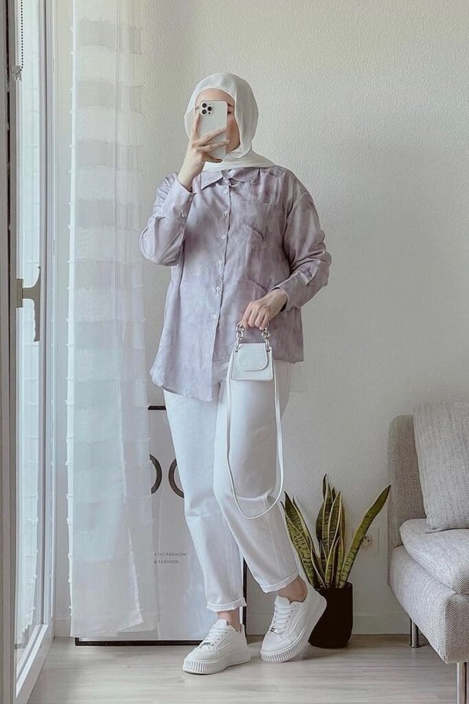 Light Purple Tie-Dye Shirt + White Straight-Leg Trousers + White Platform Sneakers