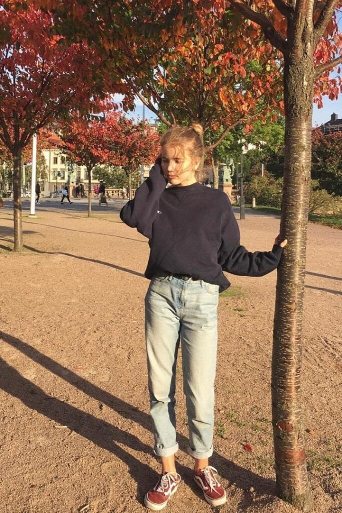 Navy Oversized Sweatshirt + Light Wash Straight Jeans + Burgundy Sneakers