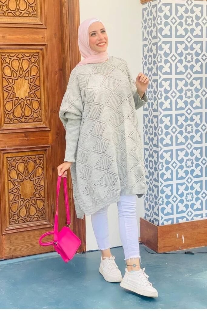 Oversized Grey Diamond-Knit Sweater + White Frayed Skinny Jeans + White Platform Sneakers