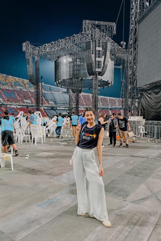 Black Graphic T-Shirt + White Wide-Leg Trousers + Beige Sneakers