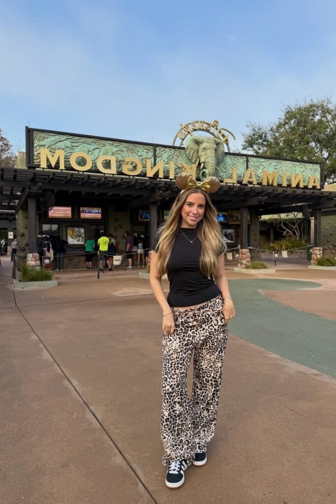 Black Short-Sleeve Top + Leopard Print Wide-Leg Pants + Black and White Sneakers