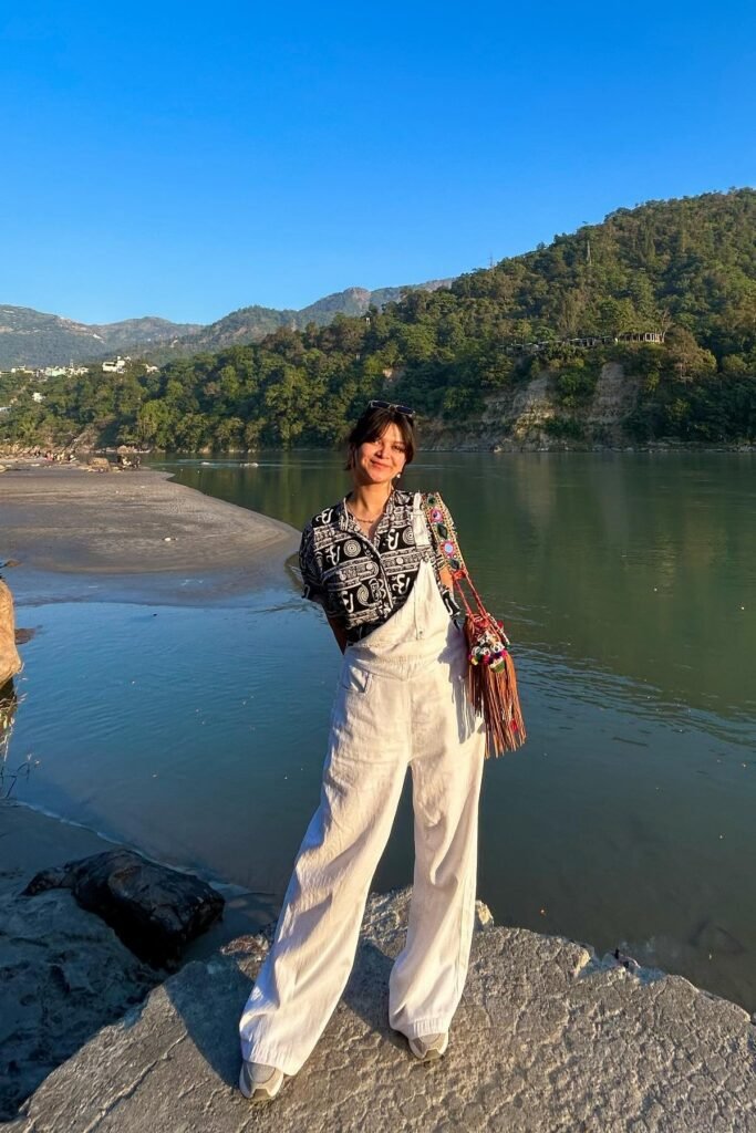 Black and White Patterned Short-Sleeve Shirt + White Overalls + Grey Sneakers