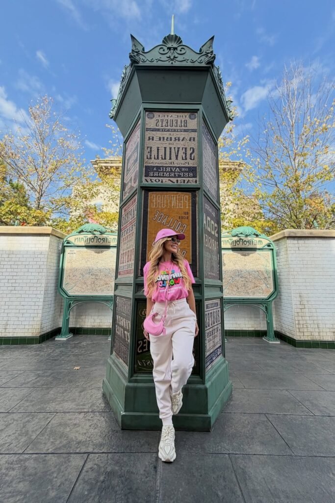 Pink Graphic T-Shirt + White Sweatpants + White Chunky Sneakers + Pink Baseball Cap