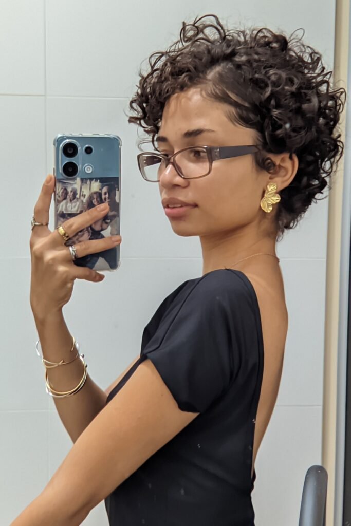 Soft Glamorous Waves with Deep Side Part