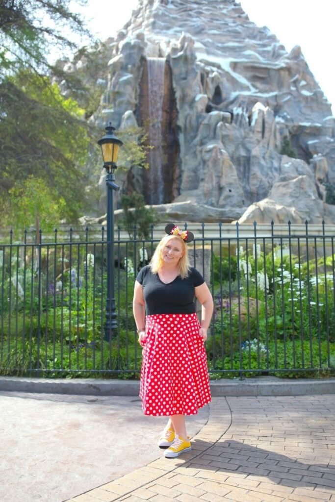 Black V Neck T Shirt + Red and White Polka Dot Midi Skirt + Yellow Sneakers
