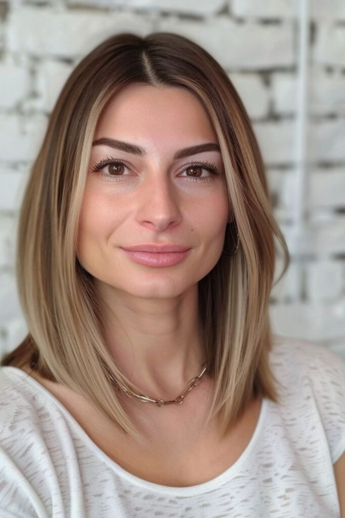 Sleek Blonde Bob with Face-Framing Highlights