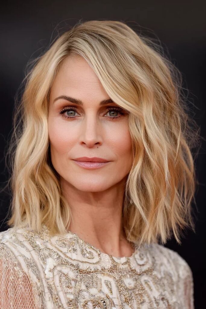 Sleek Collarbone Bob with Deep Side Part