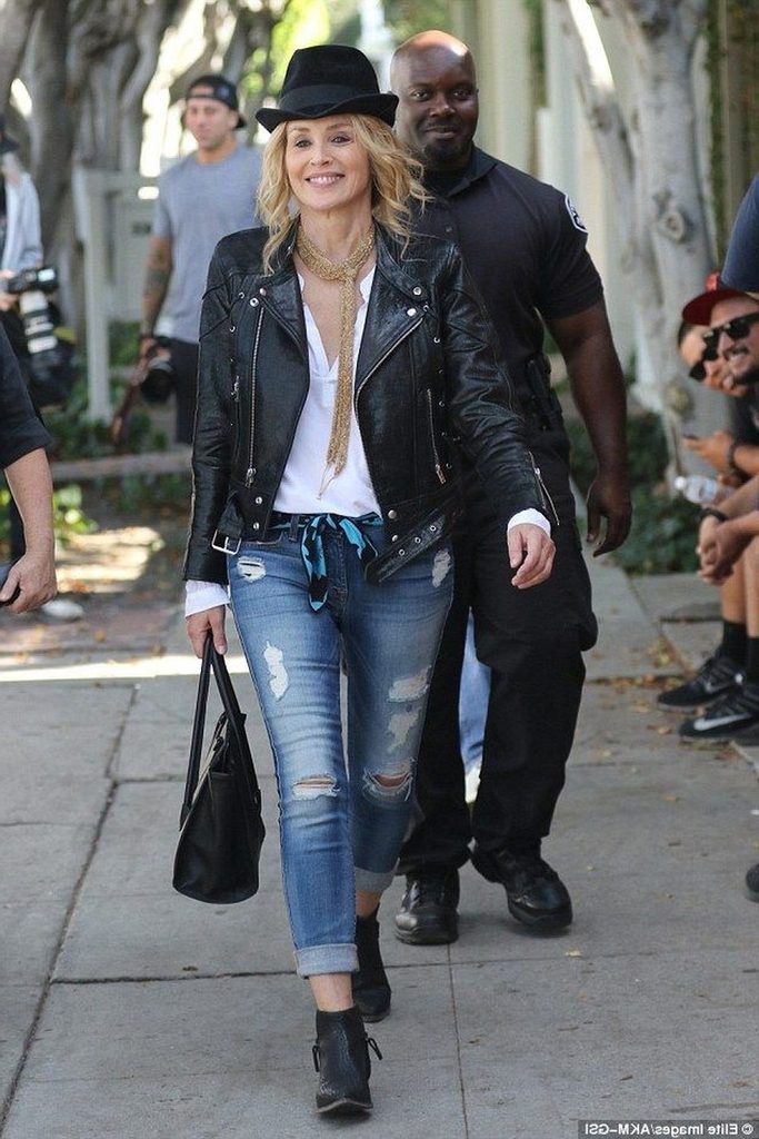 A fedora hat adds rocker flair to a classic leather jacket and boyfriend jean combo.